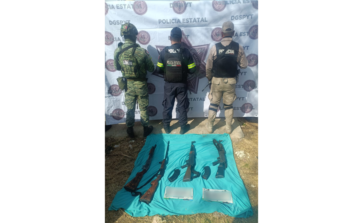 En el interior de la camioneta se localizaron cuatro armas largas, dos de ellas AK-47. Foto: Especial