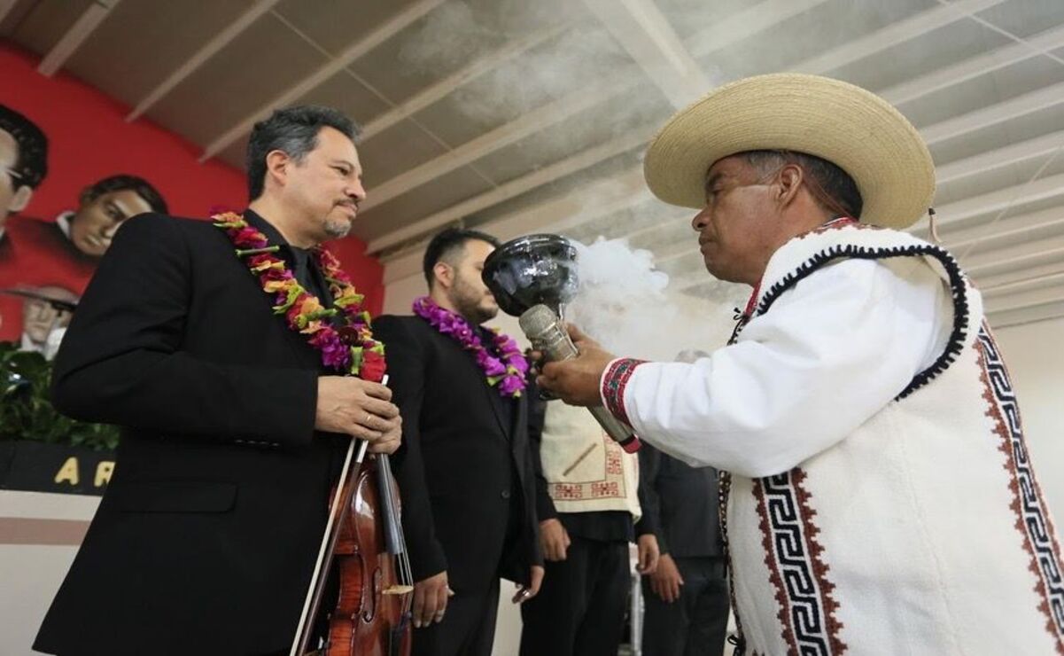 El jefe supremo mazahua recibió a los maestros Rodrigo Macías, Atlas Zaldívar y Luis Vital, con un breve ritual de bendición tradicional de los mazahuas. Foto: Especial