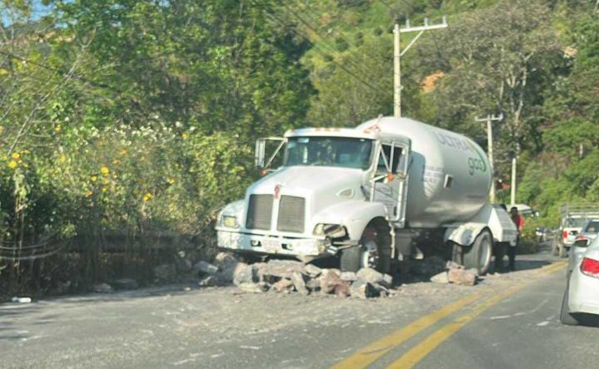 Un camión volteo que transportaba piedras se volcó / Foto: Especial