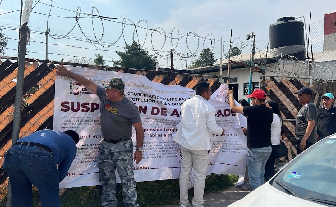 Personal de Desarrollo Económico coloca sellos de suspensión en establecimientos que operaban fuera de la norma. Foto Especial