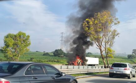 Video: Incendio de tráiler en la México-Querétaro genera caos vial en Coyotepec