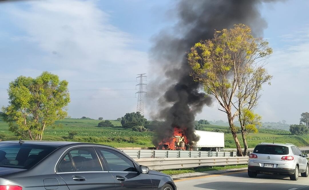 Se incendia tráiler en la México-Querétaro/ Foto Especial