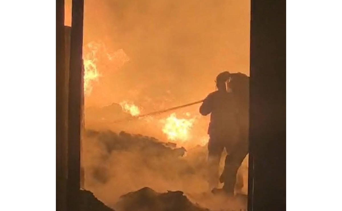 Muro de fuego en Valle de Chalco. Vecinos evacuados ante la emergencia. Foto: Especial