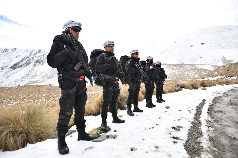 Elementos de la Policía de Alta Montaña resguardan los accesos principales para informar sobre la vigencia del cierre. Foto Especial