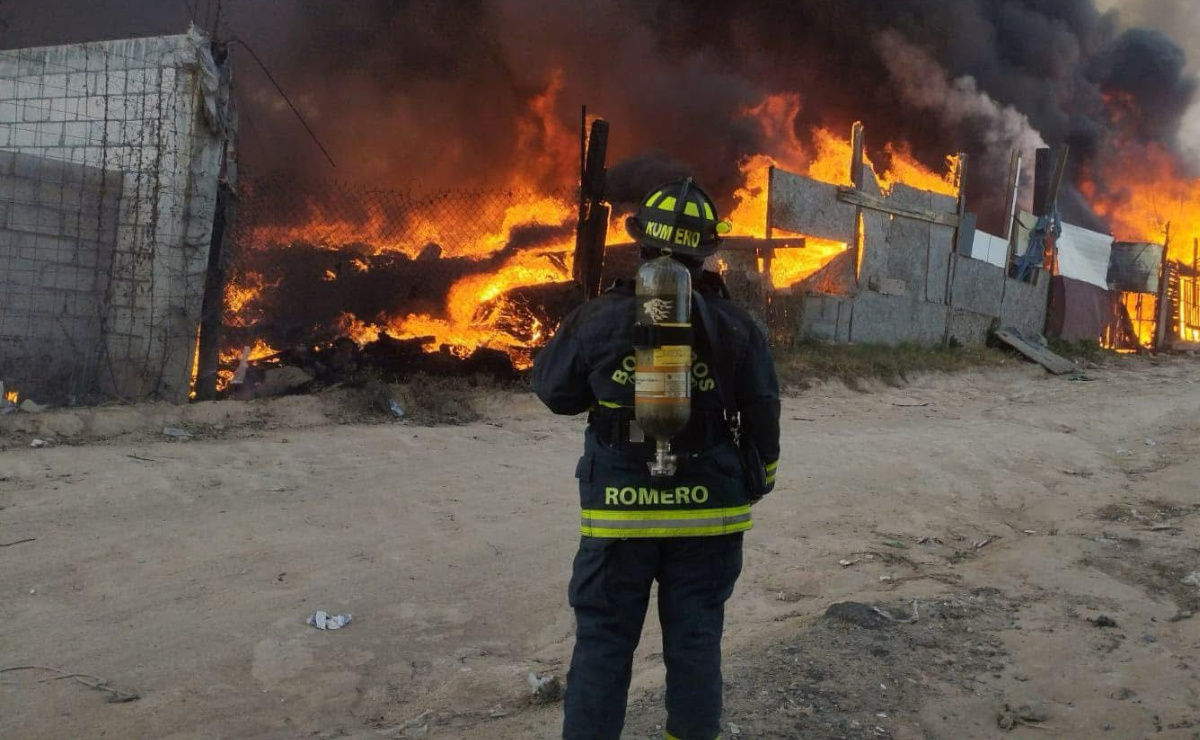 Humo y fuego en Tepotzotlán: Bomberos luchan contra incendio masivo en recicladora