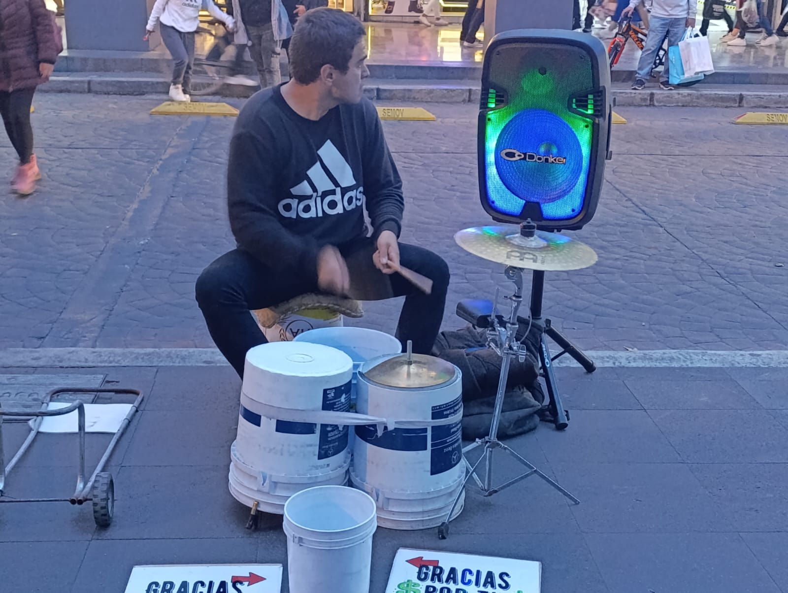 Con cada golpe de baqueta, Alex Pérez no solo crea música, sino que también construye un futuro mejor para su familia. Foto Especial
