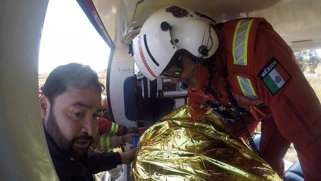 La carretera permanece completamente cerrada y se estima que la remoción y limpieza durarán varias horas. Foto Especial