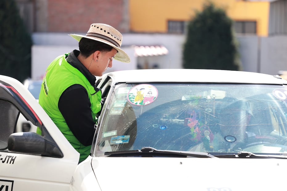 A partir del 1 de enero, las Zonas Metropolitanas de Toluca y Santiago Tianguistenco aplicarán sanciones estrictas a quienes no cuenten con holograma vigente. Foto Alejandro Vargas / El Universal