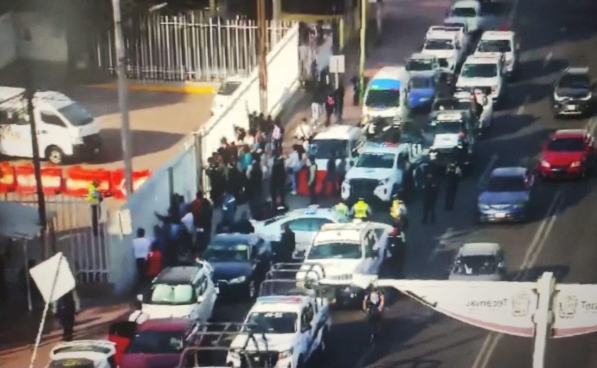 Vecinos del conjunto habitacional Héroes Tecámac, pidieron el apoyo de la policía y de unidades de emergencia por un violento allanamiento de morada. Foto: Especial