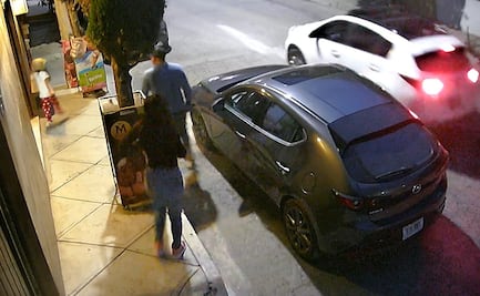 ¡En segundos! Una pareja de asaltantes despoja a una mujer de su Mazda 3 al salir de la papelería en Izcalli