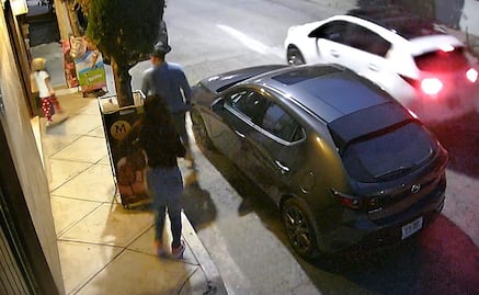¡En segundos! Una pareja de asaltantes despoja a una mujer de su Mazda 3 al salir de la papelería en Izcalli