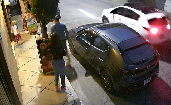 ¡En segundos! Una pareja de asaltantes despoja a una mujer de su Mazda 3 al salir de la papelería en Izcalli