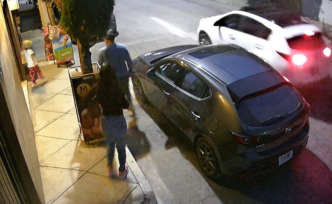 El vehículo robado es un Mazda 3 color gris; autoridades ya rastrean su paradero mediante las cámaras del C4. Foto Especial