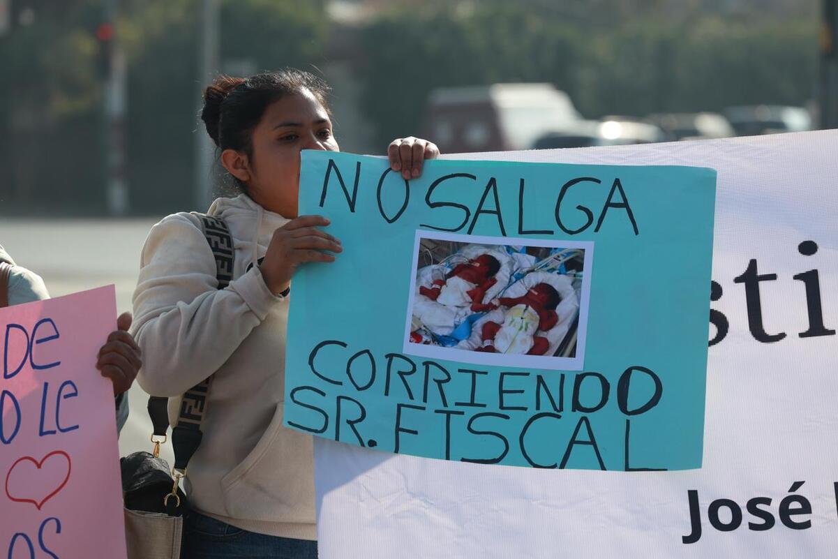 Un año sin justicia: Padres de 13 bebés fallecidos por bacteria exigen a la Fiscalía reparación del daño