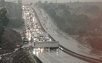 Caos vial en la autopista México-Querétaro por choque múltiple a la altura de Coyotepec