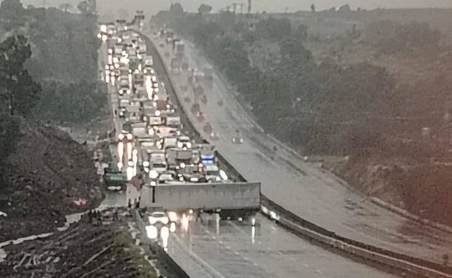 Caos vial en la autopista México-Querétaro por choque múltiple a la altura de Coyotepec

