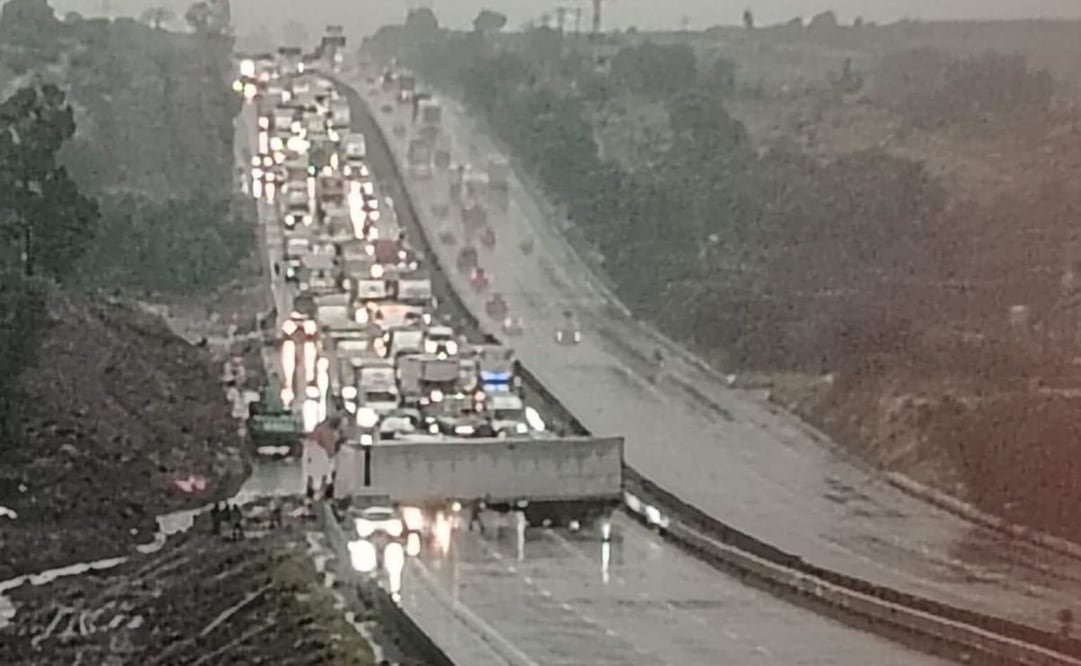 Un choque múltiple entre un tractocamión, una vagoneta y un automóvil a la altura del kilómetro 51 de la autopista México-Querétaro. Foto Especial