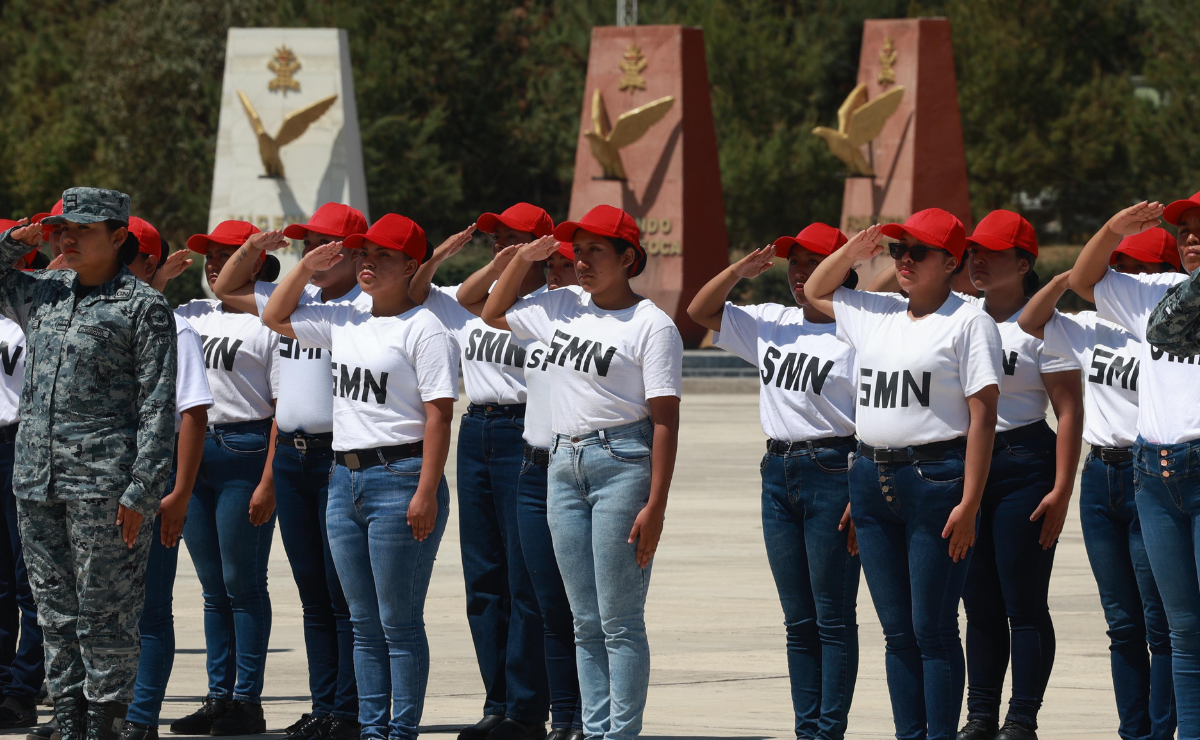 Acompañada de autoridades civiles y militares, Delfina Gómez lideró la ceremonia del 5 de mayo en Rayón. Foto: Alejandro Vargas