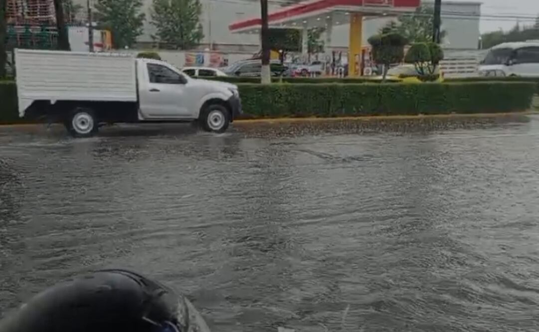 La Vía José López Portillo se encuentra con el agua a nivel de banqueta / Foto: Especial