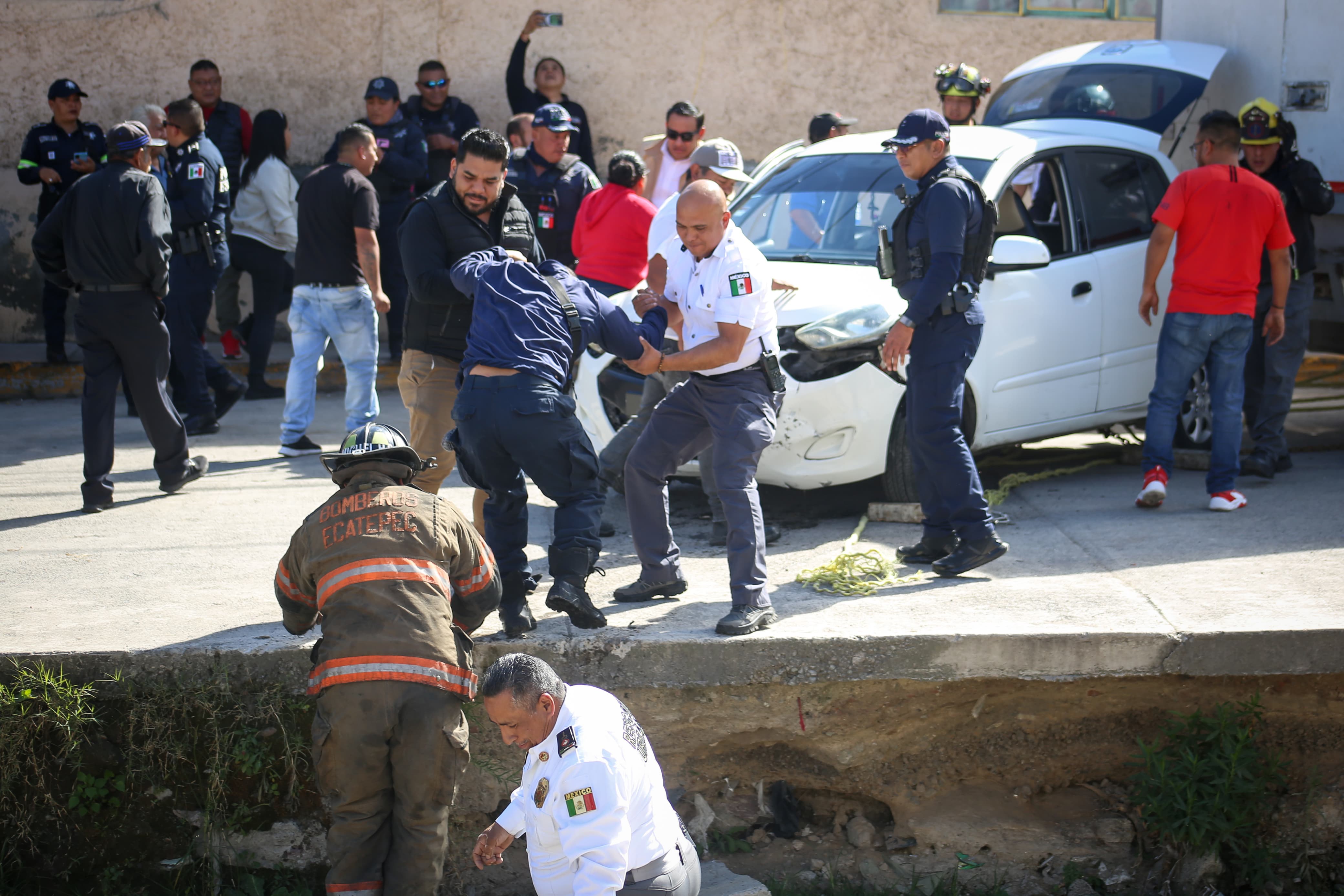 Cuerpos de emergencia y varias personas ayudaron a sacar la unidad. Foto Luis Camacho