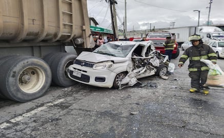 Derrame de combustible por choque en la Toluca-Atlacomulco: Bomberos controlan la situación