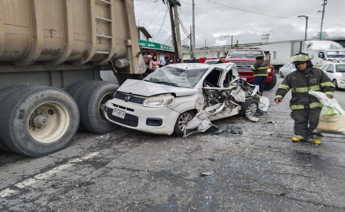 Derrame de combustible por choque en la Toluca-Atlacomulco: Bomberos  controlan la situación