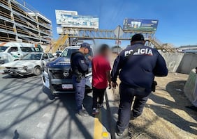 Policías y paramédicos evitan suicidio en torre de alta tensión en Ecatepec