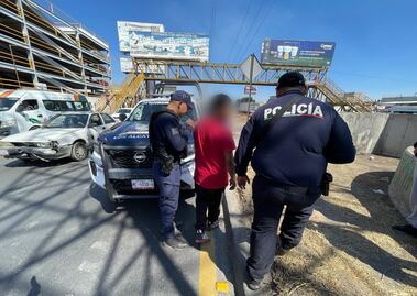 Policías y paramédicos evitan suicidio en torre de alta tensión en Ecatepec