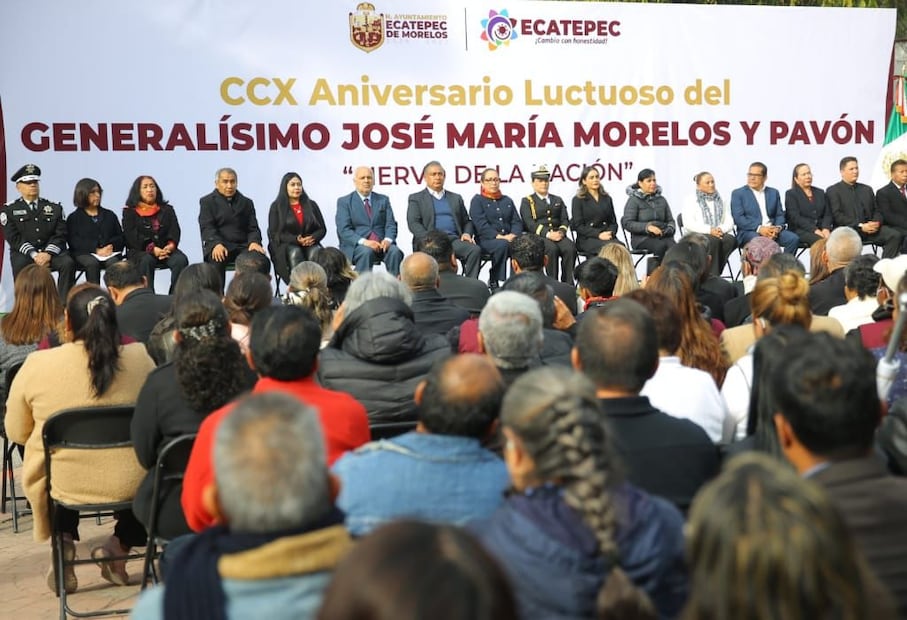 Elementos de la Secretaría de Marina y la policía municipal de Ecatepec durante el recorrido solemne por el aniversario luctuoso. Foto Especial