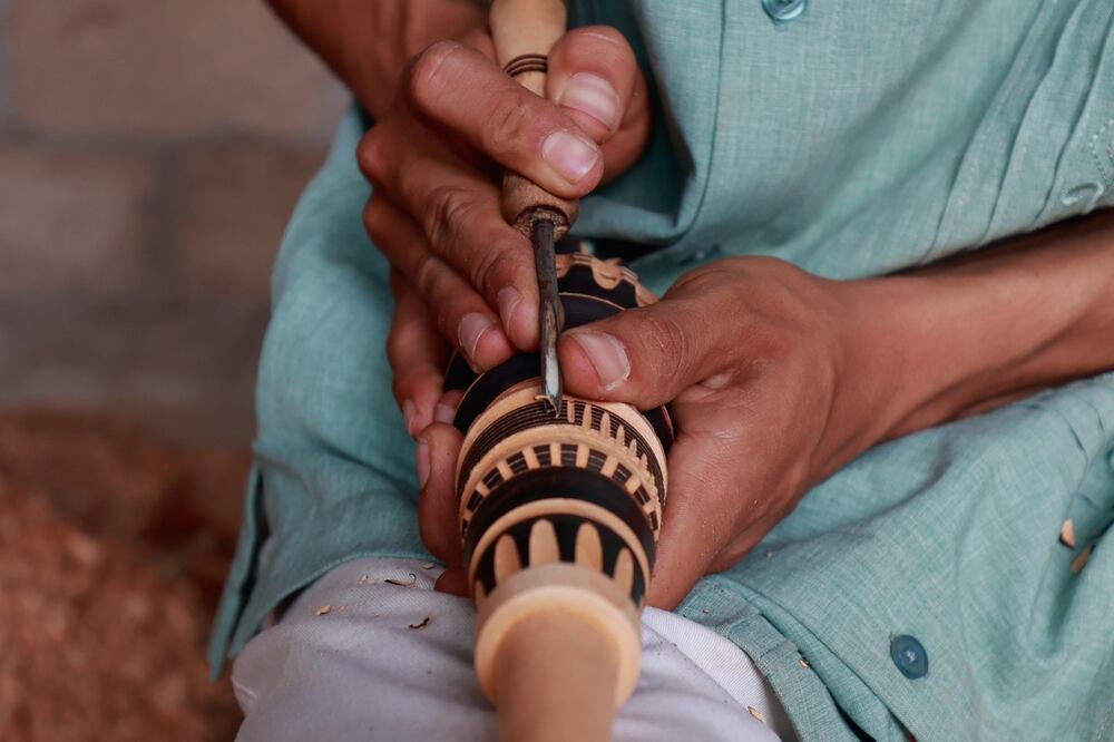 Eduardo García, joven de apenas 18 años, busca continuar con la tradicional producción de molinillos