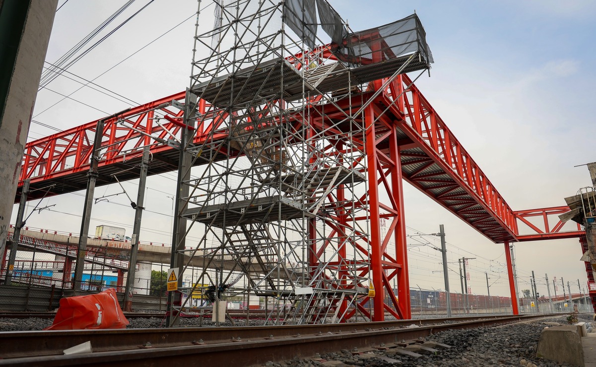 Las estructuras de algunos puentes peatonales ya están listas, las
escaleras siguen siendo provisionales / Foto Luis Camacho