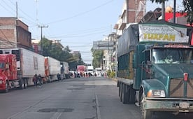 Bloquean avenida Gustavo Baz en Naucalpan para exigir la localización de Douglas