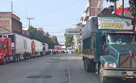 Bloquean avenida Gustavo Baz en Naucalpan para exigir la localización de Douglas