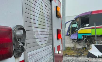 Accidente de autobús de pasajeros en el Trébol del Arco Norte en Atlacomulco deja 33 lesionados