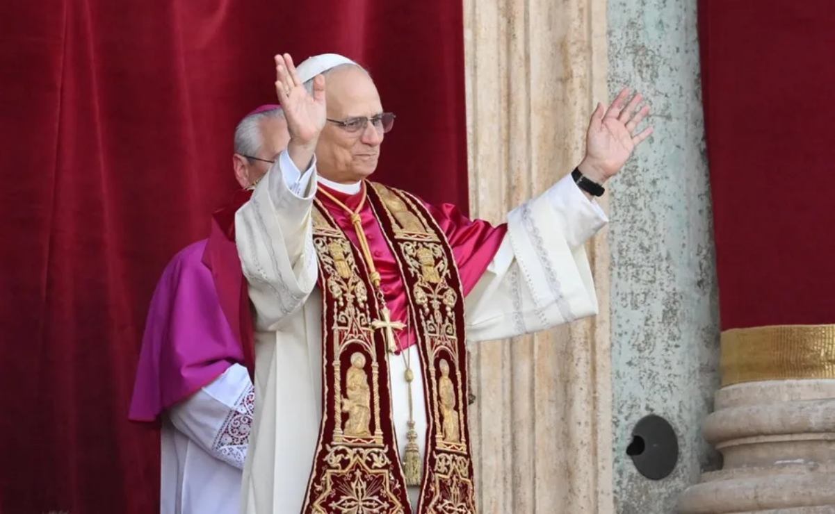 El nuevo papa León XIV, el cardenal estadounidense Roberto Francisco Prevost, bendice a los fieles desde el balcón de la Basílica de San Pedro en el Vaticano. Foto: EFE