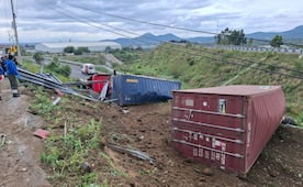 Tráiler cae al intentar usar rampa de frenado; hay un muerto en la México-Zacatepec