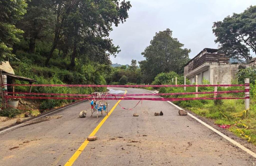 Personal de la Junta de Caminos del Estado de México realiza labores para retirar lodo y rocas en el libramiento de El Ahuehuete, en Ocuilan. Foto Especial