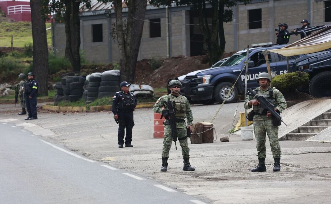 Detienen a 14 servidores públicos municipales / Foto Alejandro Vargas