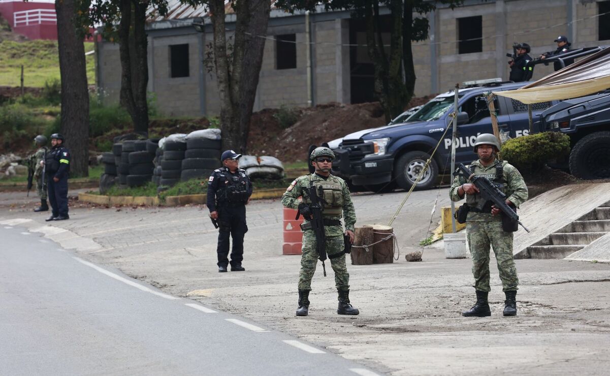 Detienen a 14 servidores públicos municipales / Foto Alejandro Vargas