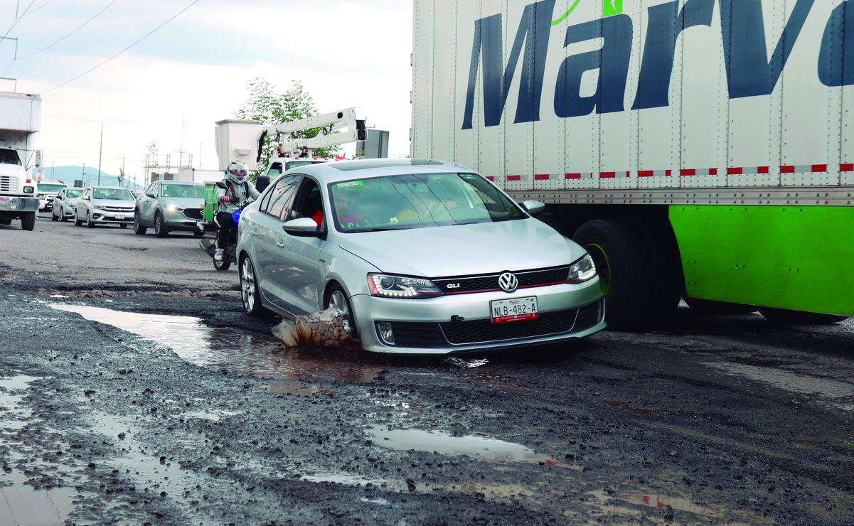 Carretera Toluca-Naucalpan, en el abandono: Baches y anegamientos, el calvario de los automovilistas