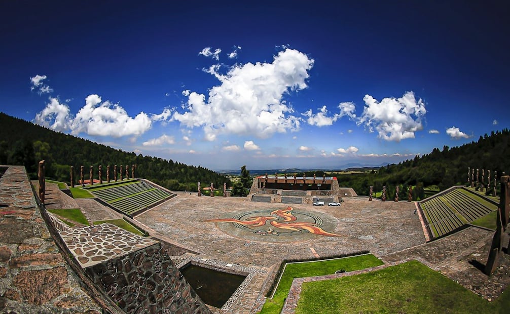 El imponente "Gran Coloso" en el Centro Ceremonial Otomí, un espacio sagrado rodeado de bosque. Foto Especial