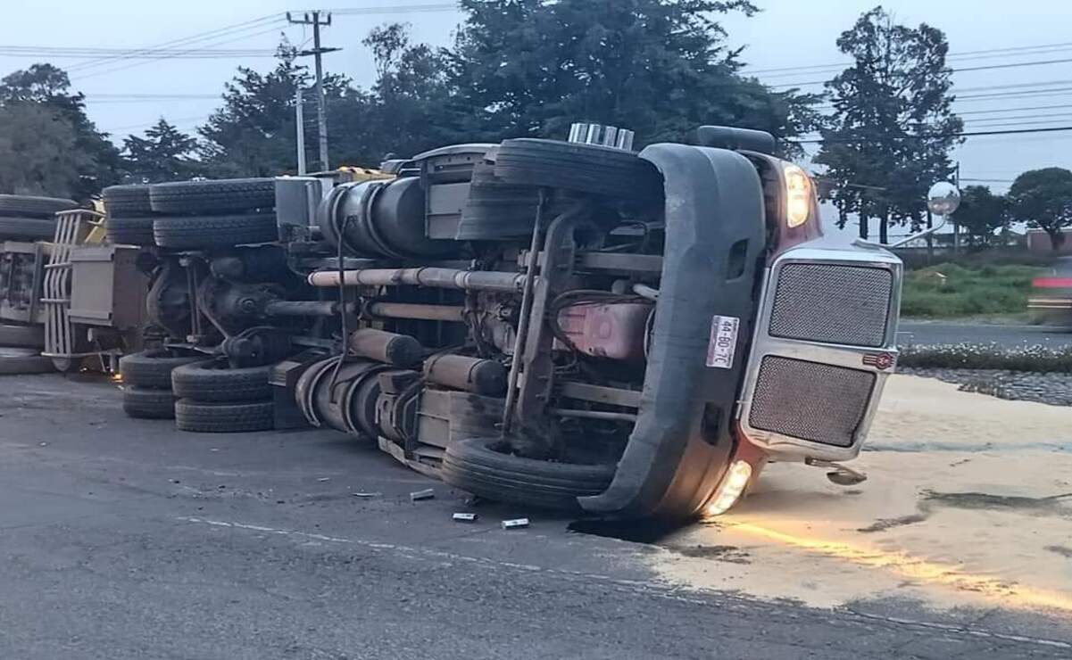 Un camión tipo góndola se volcó en la carretera Toluca-Palmillas. Foto: Especial.