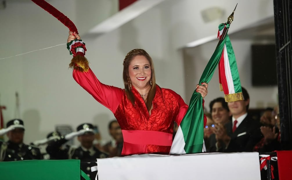 Ana Muñiz Neyra encabezó la ceremonia del Grito de Independencia desde el balcón del Palacio Municipal de San Mateo Atenco. Foto especial