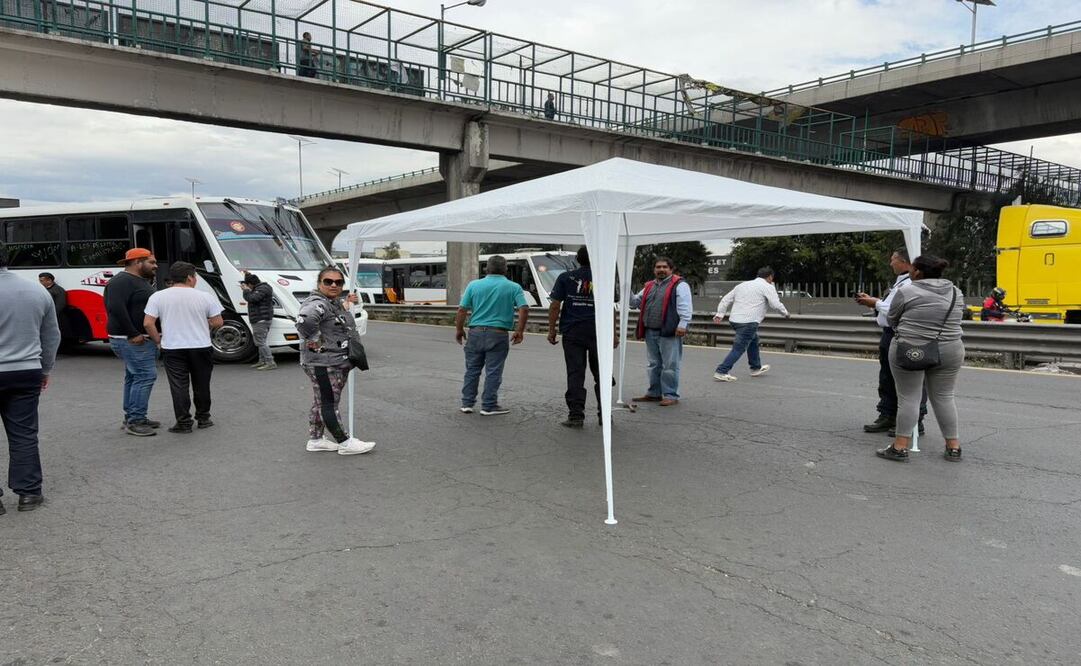 Los transportistas instalaron una carpa y montaron una mesa en la zona tras 6 horas de bloqueo. Foto: Arturo Contreras / El Universal Edomex