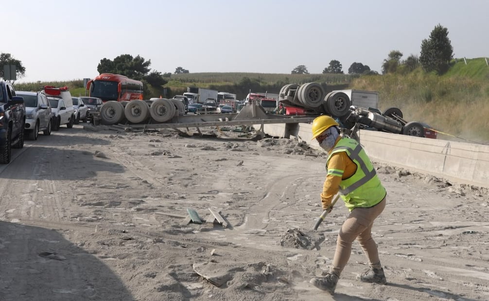 La autopista México-Puebla quedó completamente colapsada tras el trágico percance de este lunes. Foto Osmar Alvarado / El Universal