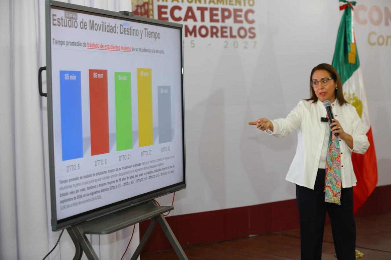 Azucena Cisneros afirmó que “Mi Primera Chamba” es un servicio en materia de asistencia social / Foto: Especial