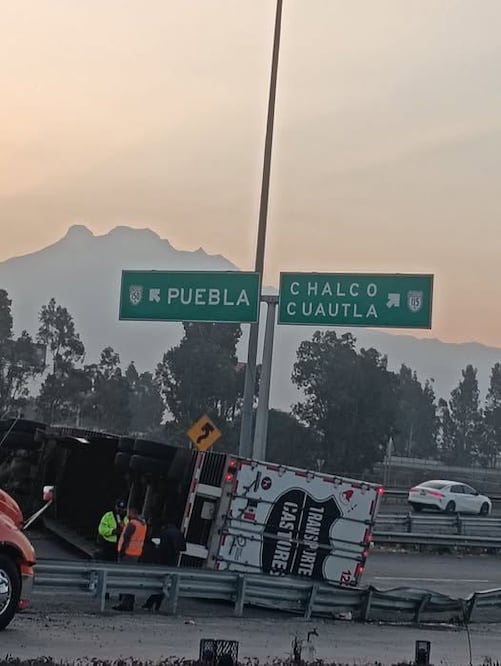 El accidente se registró en dirección al estado de Puebla; colapsó por unas horas esa importante vialidad de cuota. Foto. Especial