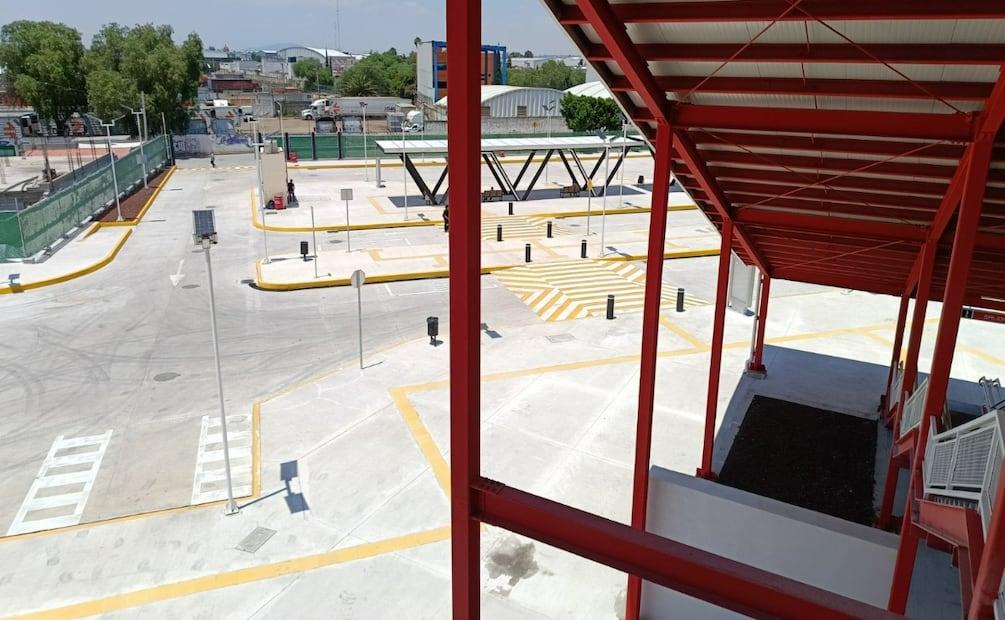 El acceso peatonal mediante estructuras de andamios y mallas genera incertidumbre entre los residentes de Tultitlán. Foto Gisela González / El Universal