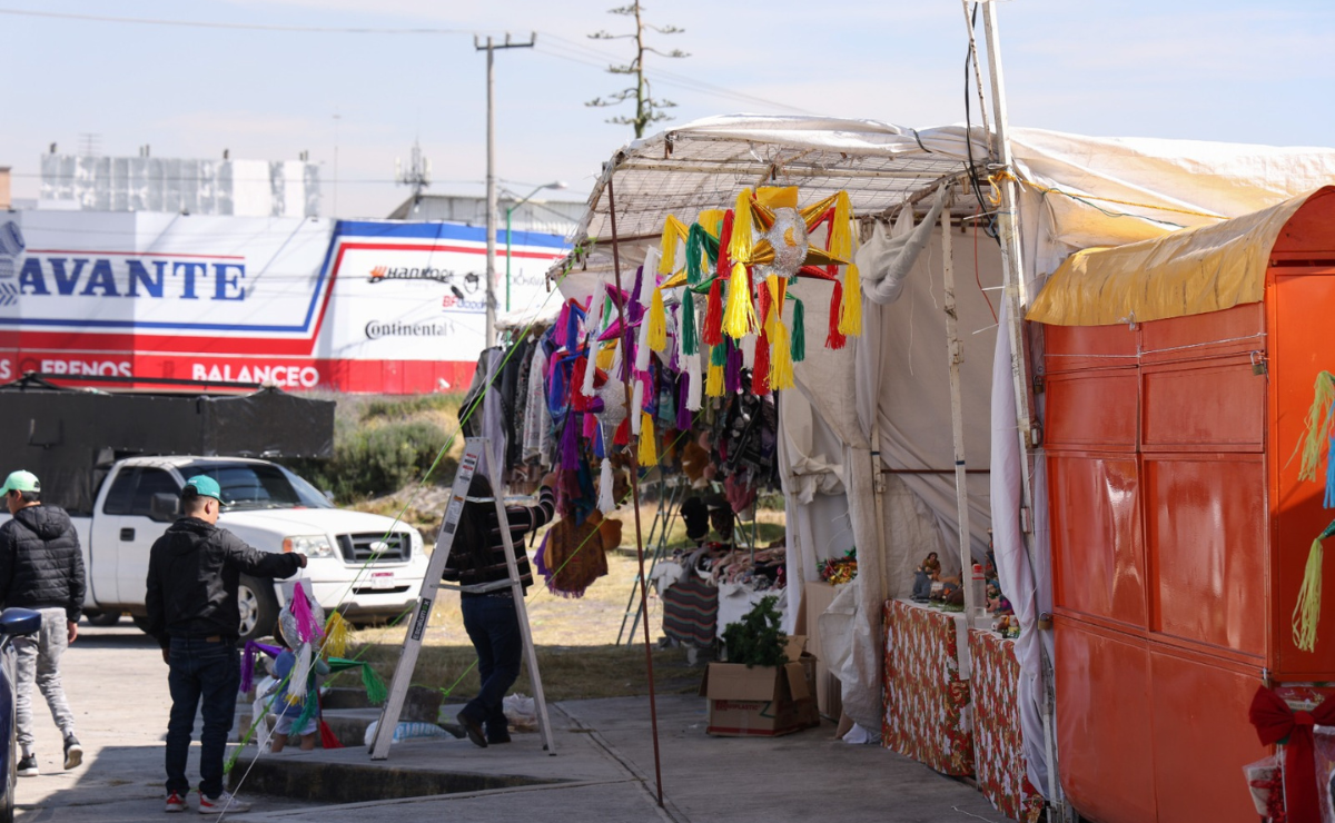 La reubicación del Tianguis Navideño de Toluca ha afectado significativamente los ingresos de los comerciantes locales Foto: Arturo Hernández