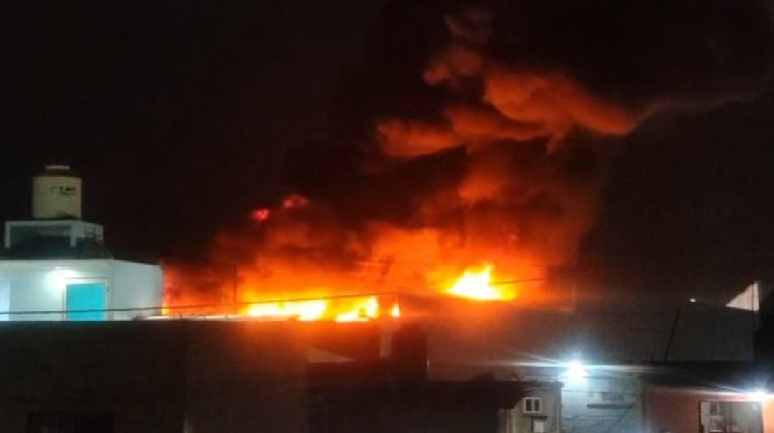 Una imponente columna de humo se levanta sobre la colonia Centro, donde una fábrica textil es consumida por las llamas. Foto Especial